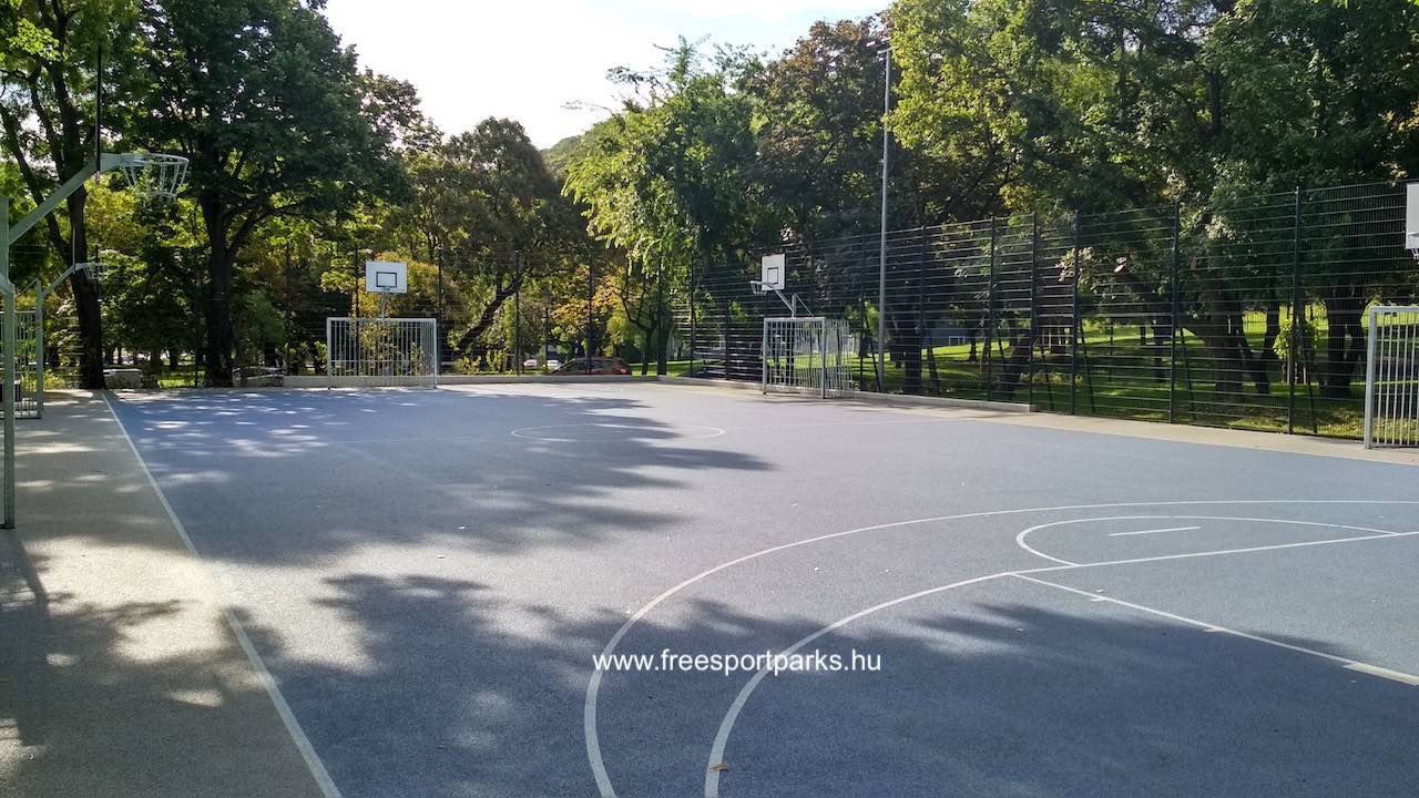kosárlabda és focipálya a Tabáni szabadidőpark területén