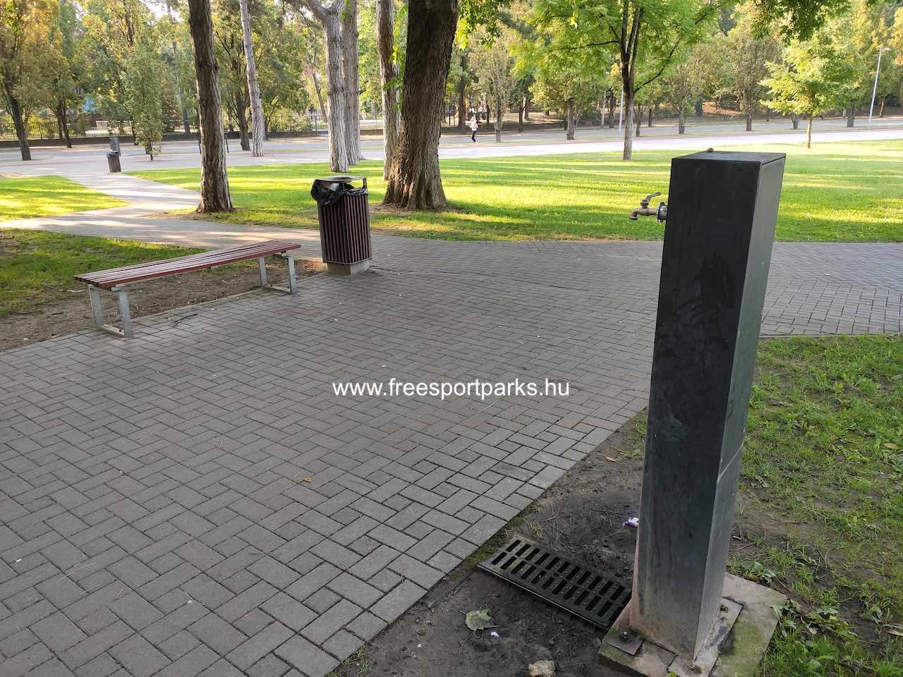 ivókút, ahol van pad és szemetes is - Nagyerdei Stadion futópálya, Debrecen - Free Sport Parks térkép