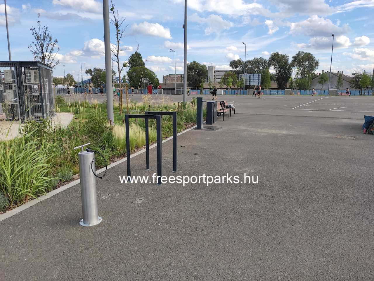 kerékpártároló és pumpa a Puskás Aréna Park nyugati oldalán - Free Sport Parks térkép