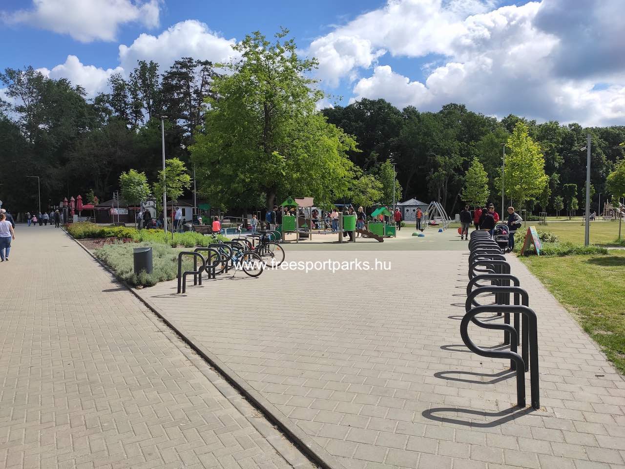 kerékpártárolók a gyermek játszótérnél - Építők Parkja Tata - Free Sport Parks térkép