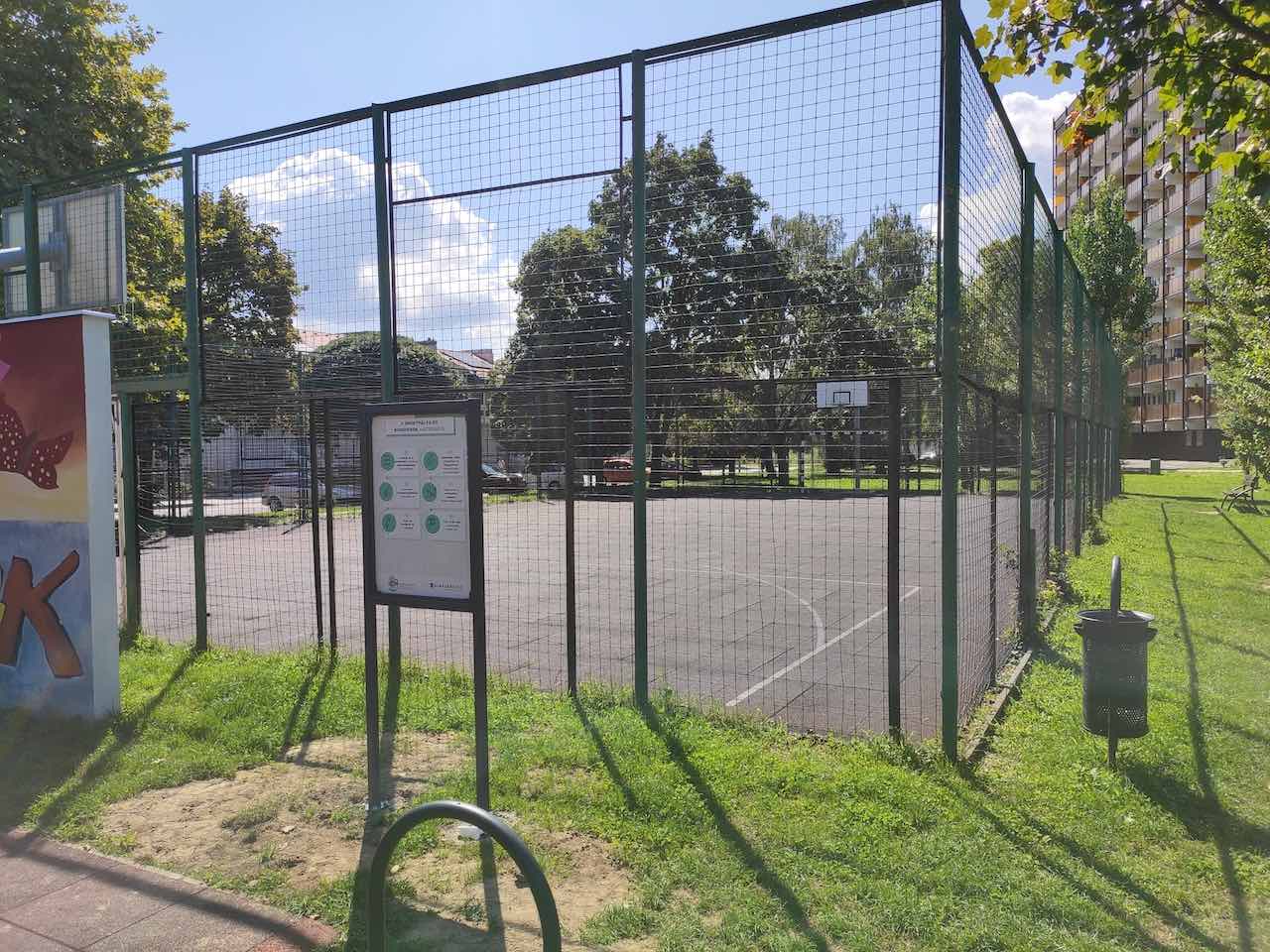 multi labdapálya magas kerítéssel - Ifjúsági park Zalaegerszeg - Free Sport Parks térkép