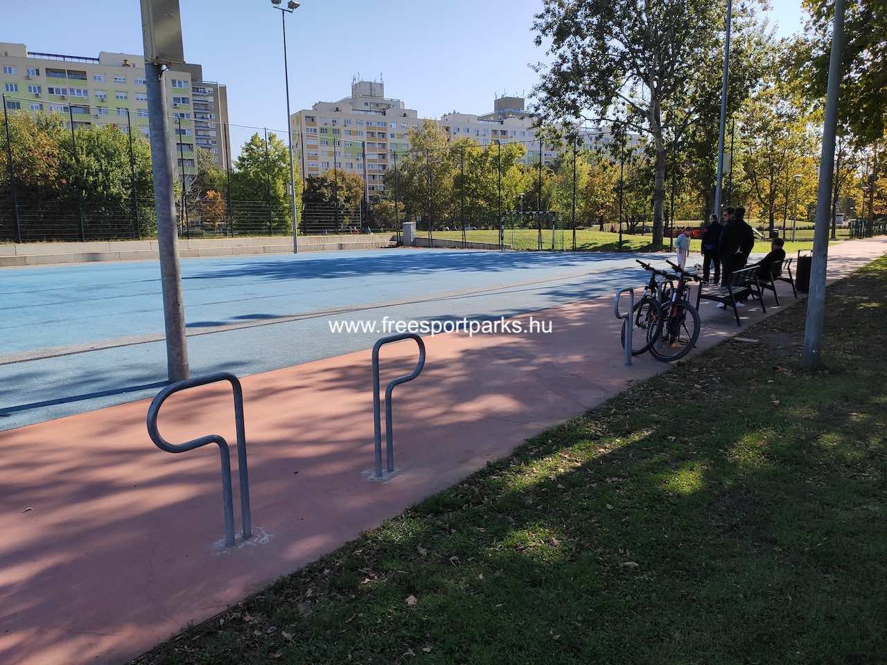foci és kézilabda pálya kerékpártárolóval, Bikás park - Free Sport Parks térkép