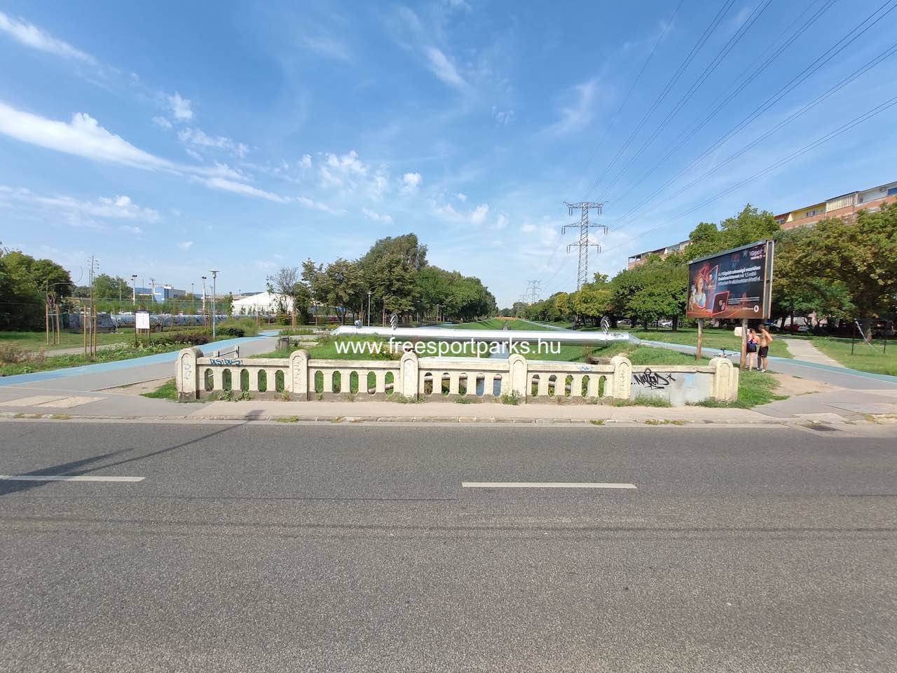 a Béke utca felöli visszafordító pont a kőkorlát melletti keskenyebb járdán - Kubala László park