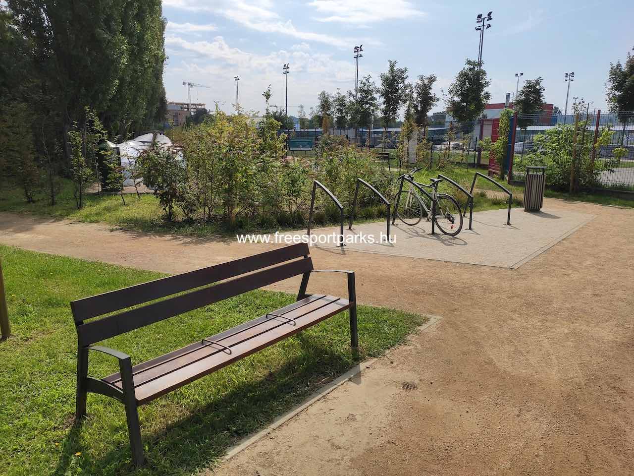 pihenőpad és kerékpártároló a kutyafuttató mellett - Rákos-patak - Free Sport Parks blog