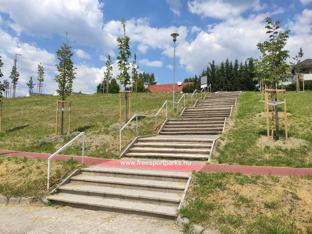Békásmegyer futópályán 700 méter után újra elérjük az első összekötő lépcsősort - Free Sport Parks Blog