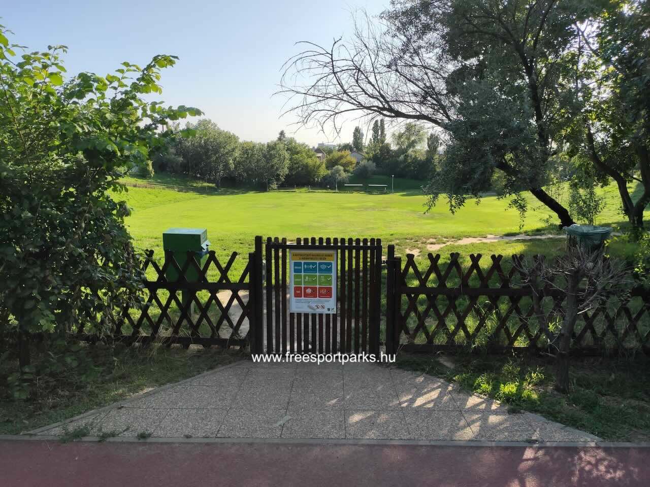 a nagy kutyafuttató egyik bejárata, Óhegy Parkban, Kőbányán - Free Sport Parks blog