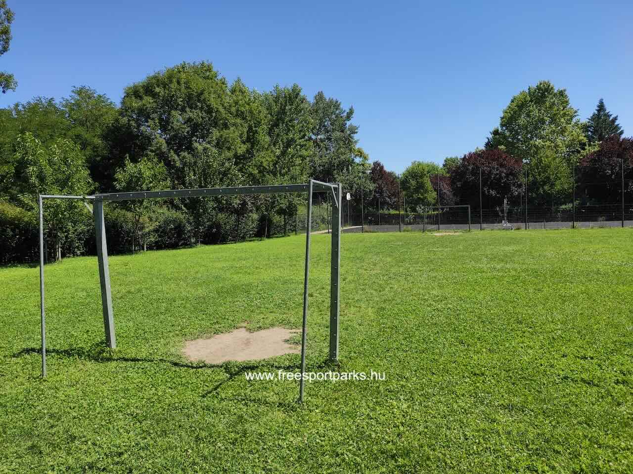 füves focipálya a Gladiátor utcai családi sportparkban Óbudán, Free Sport Parks térkép