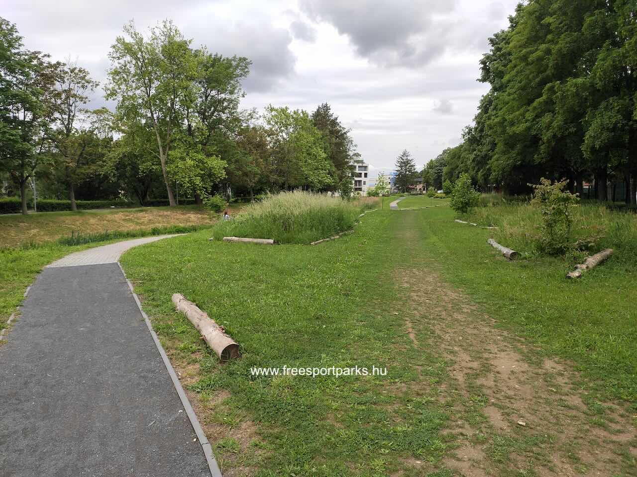 Futóút rönkökkel jelölve a vizes pihenőhely sétánya mellett, Sportliget Szombathely - Free Sport Parks Blog