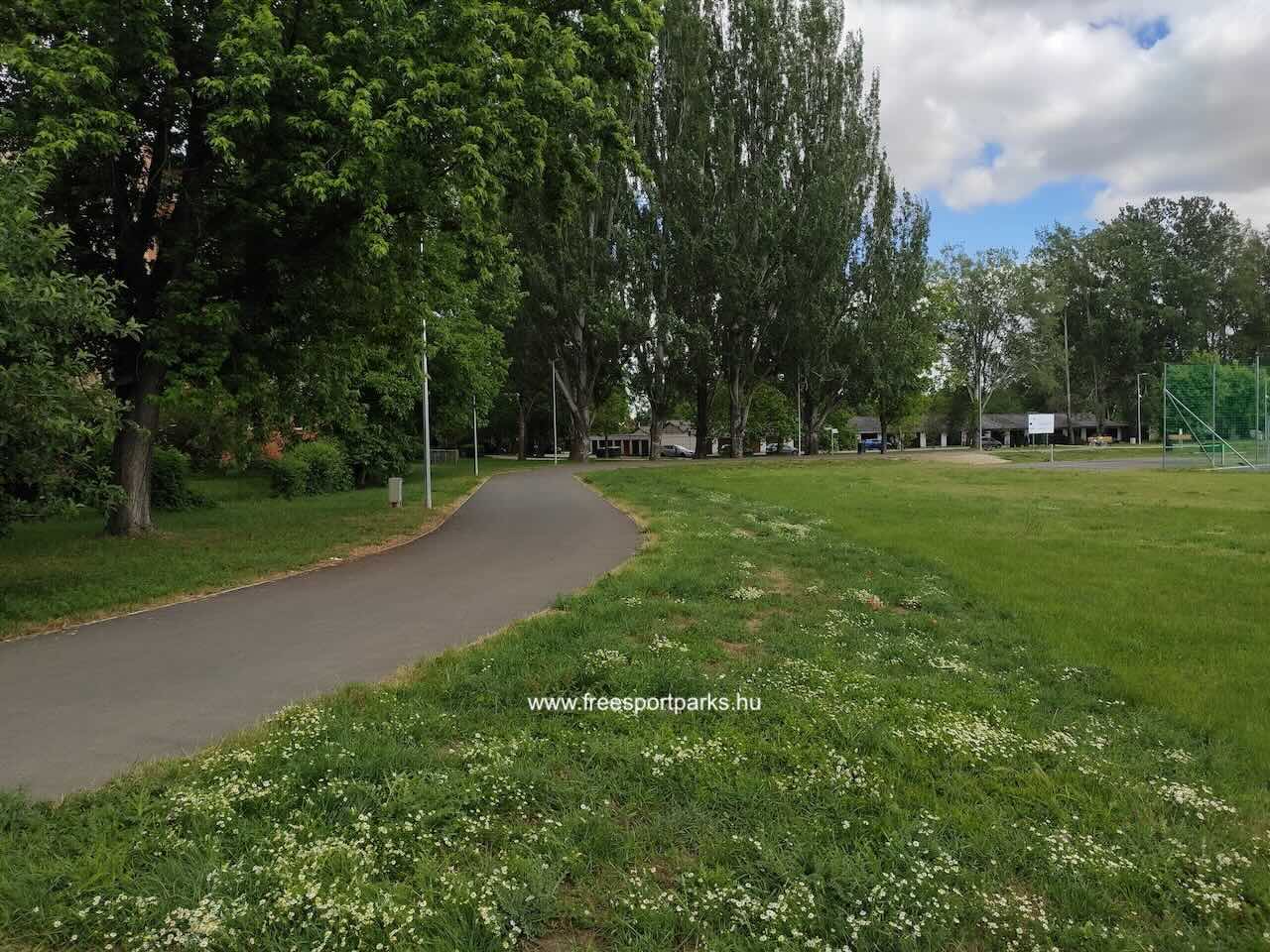 aszfaltozott sétány a rétnél, Sárvár Szabadidőpark - Free Sport Parks Blog