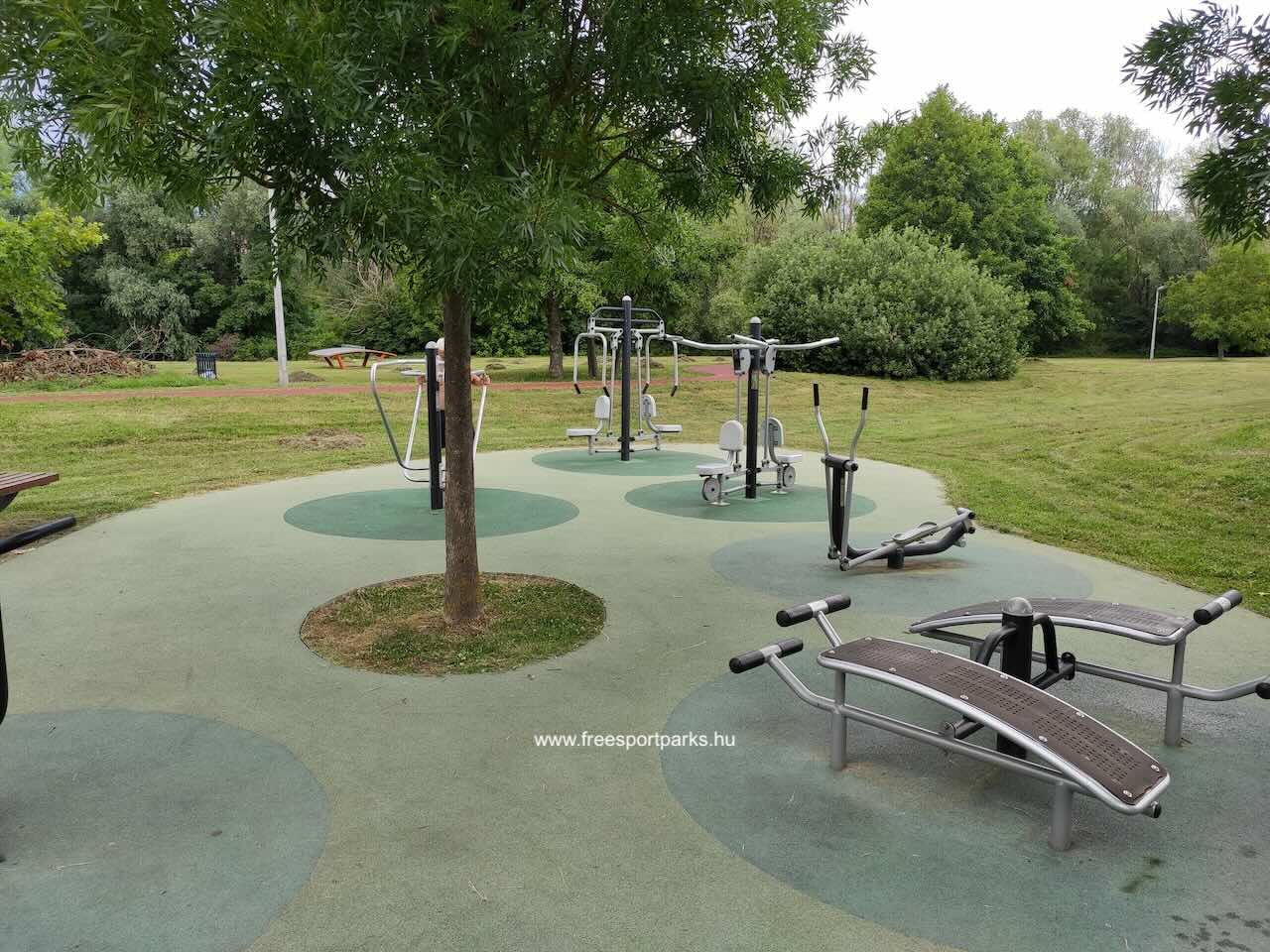 fitneszpark eszközei a gumírozott talajon a Kaposvári Városligetben - Free Sport Parks Térkép