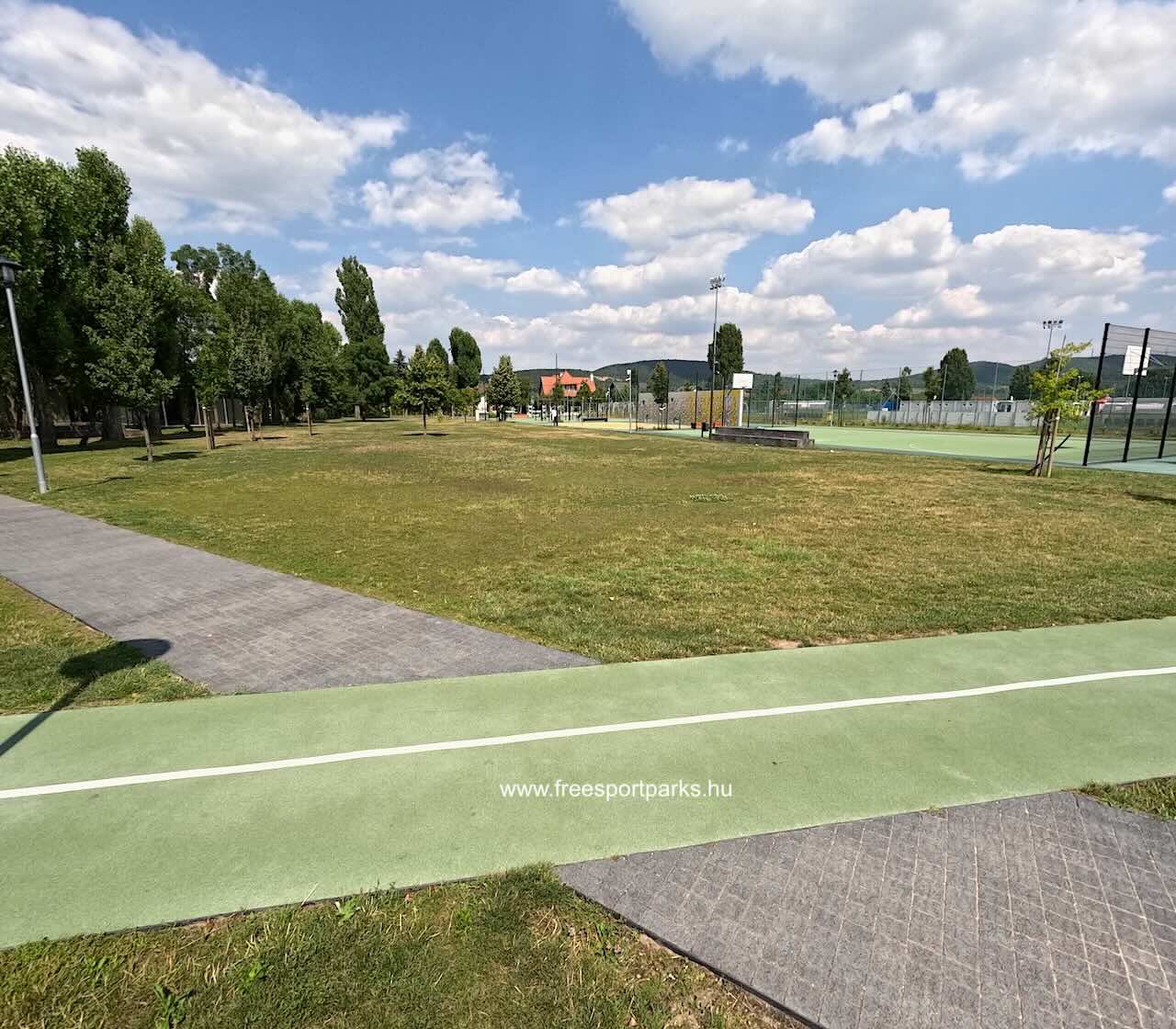 kisebb rét a sportpályák mellett, Máriaremetei Közösségi Liget - Free Sport Parks Blog