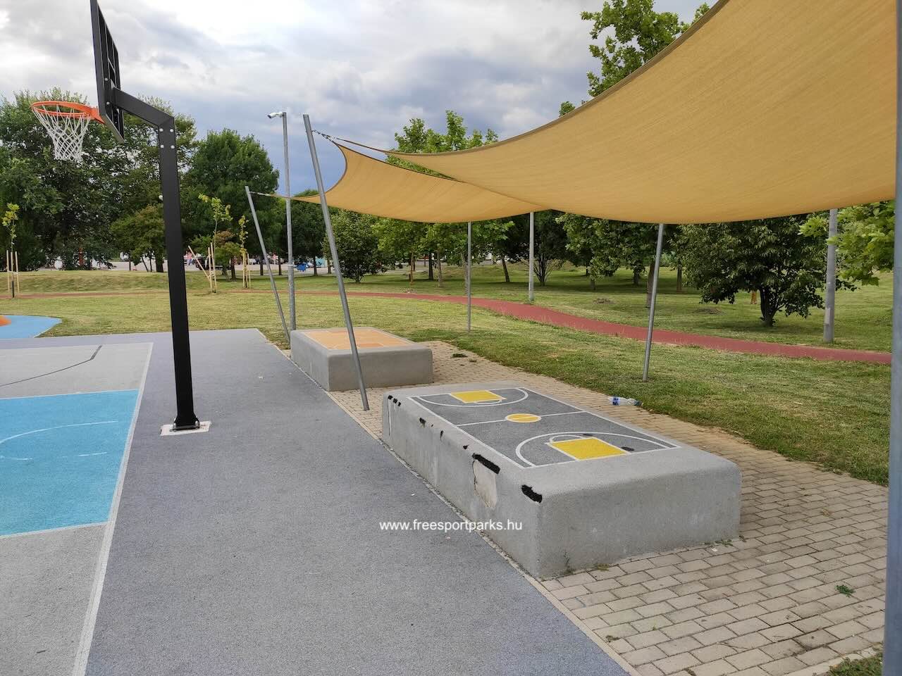 kosárpálya csapat padjai a Kaposvári Városligetben - Free Sport Parks Blog