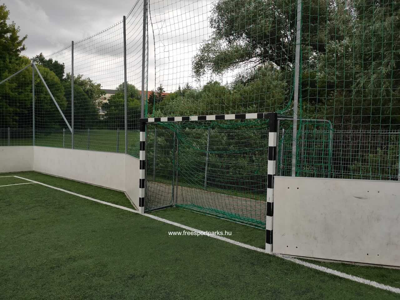 műfüves focipálya kapuja a Kaposvári Városligetben - Free Sport Parks Térkép