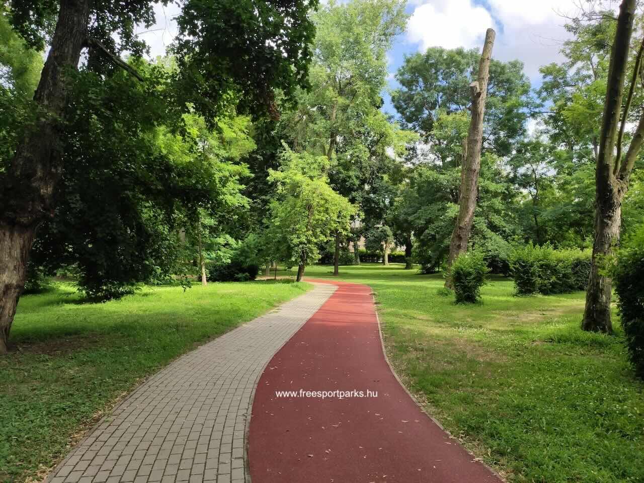 térkövezett sétaúttal kanyarog a rekortán futópálya a fák között, Dombóvár Szigeterdő - Free Sport Parks Blog