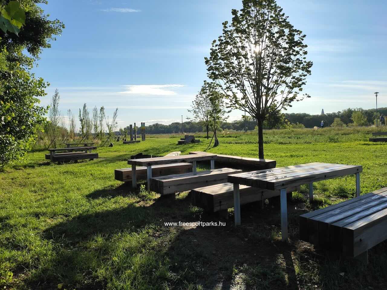 sakkozásra alkalmas asztalok padokkal a piknikező területen, Pünkösdfürdő Szabadidőpark - Free Sport Parks Térkép